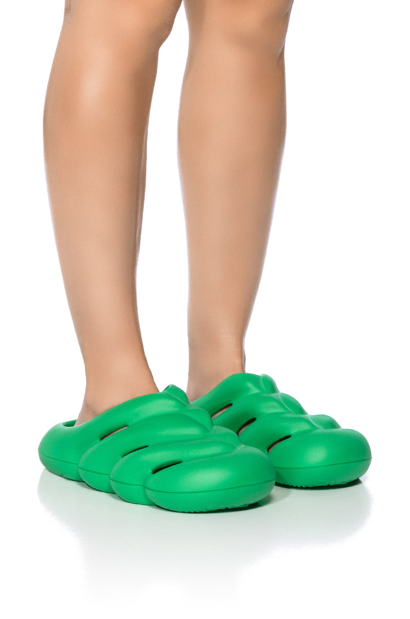 AZALEA WANG RUMBLE RUBBER FLAT SANDAL IN GREEN